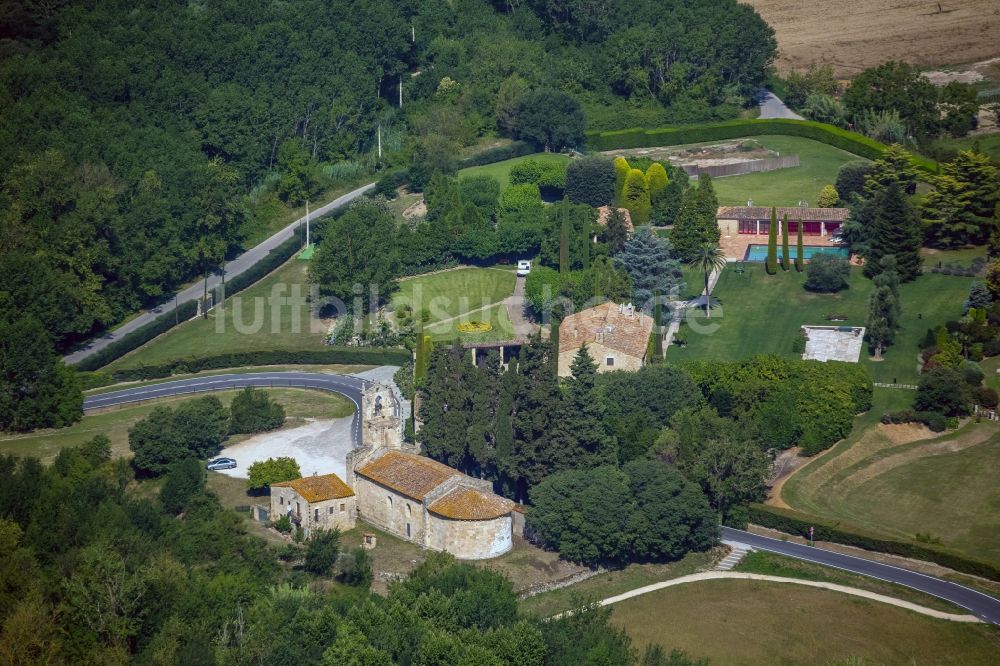 Luftbild Banyoles - Kirche Santa Maria de Porqueres in Banyoles in der Provinz Girona in Spanien