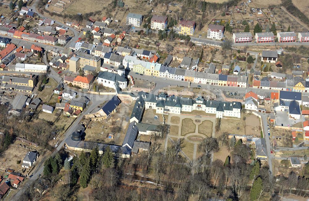 Luftaufnahme Manetin - Kirche und Schloss in Manetin in Tschechien