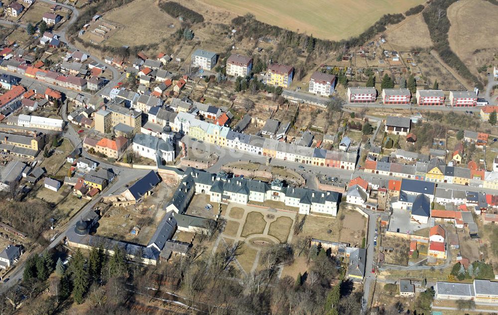 Manetin von oben - Kirche und Schloss in Manetin in Tschechien