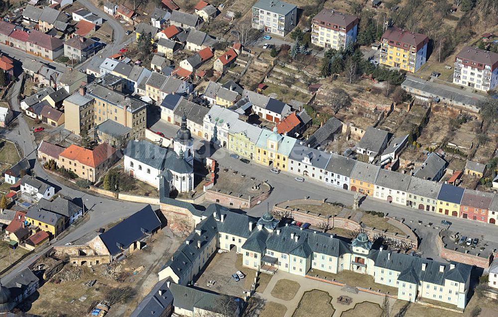 Manetin aus der Vogelperspektive: Kirche und Schloss in Manetin in Tschechien