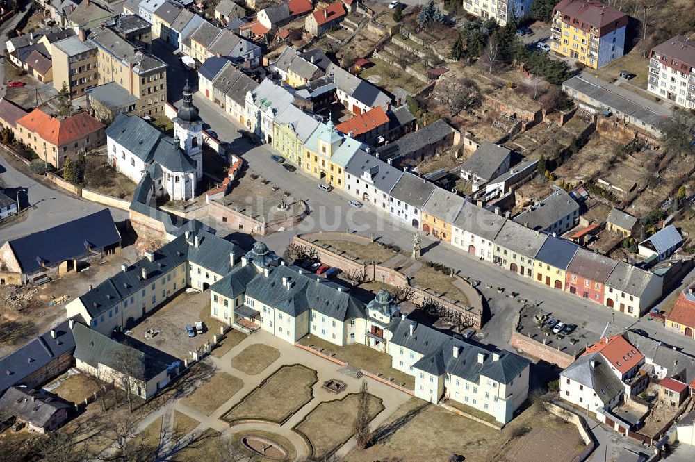 Luftbild Manetin - Kirche und Schloss in Manetin in Tschechien