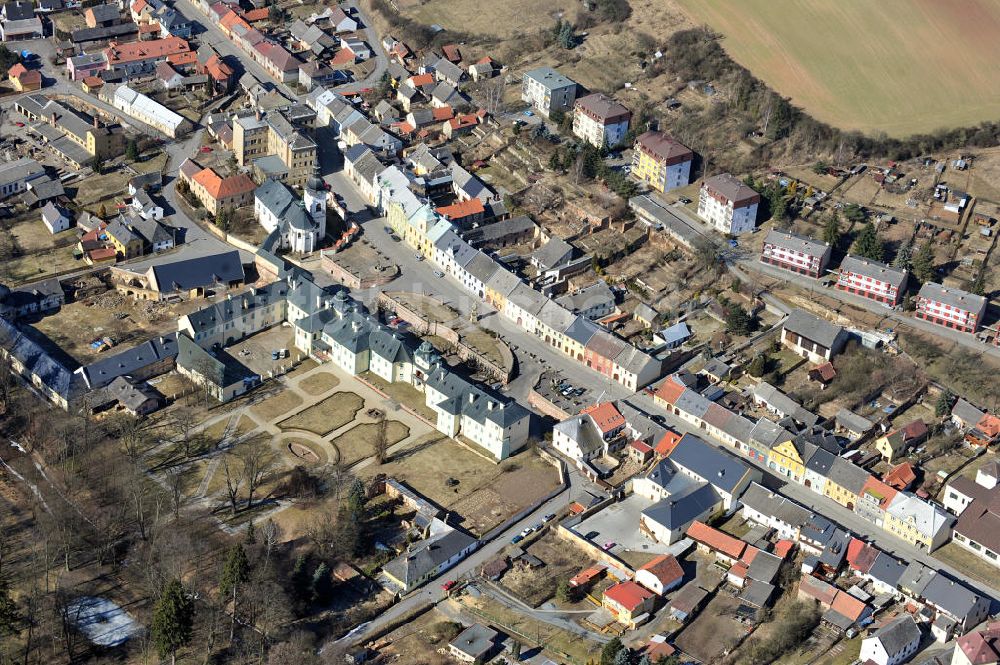 Luftaufnahme Manetin - Kirche und Schloss in Manetin in Tschechien