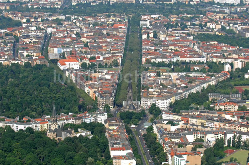 Berlin - Kreuzberg von oben - Kirche am Südstern im Berliner Stadtteil Kreuzberg