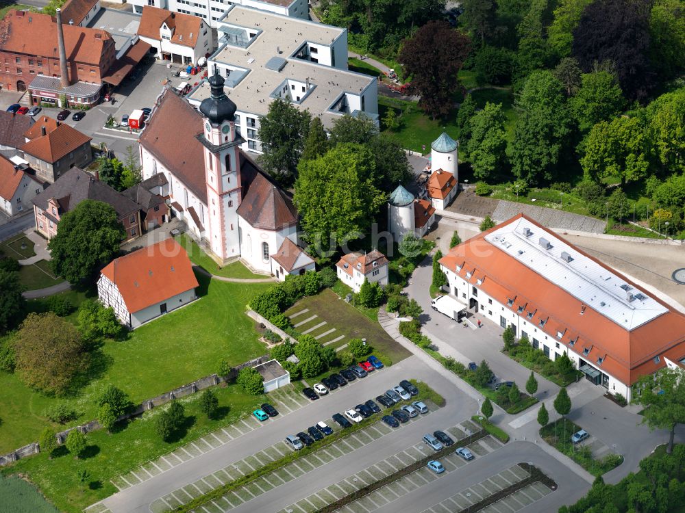 Laupheim aus der Vogelperspektive: Kirche Stadtpfarrkirche St. Peter und Paul in Laupheim im Bundesland Baden-Württemberg, Deutschland