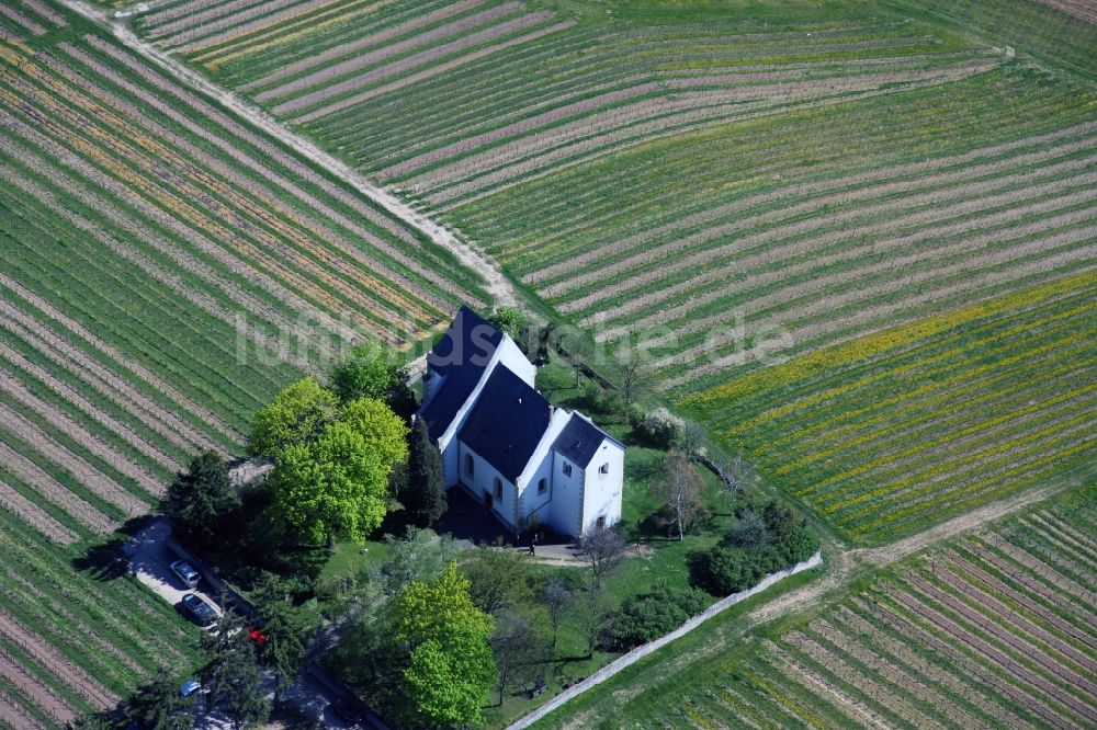 Luftbild Udenheim - Kirche Udenheim in der Verbandsgemeinde Wörrstadt im Landkreis Alzey-Worms in Rheinland-Pfalz