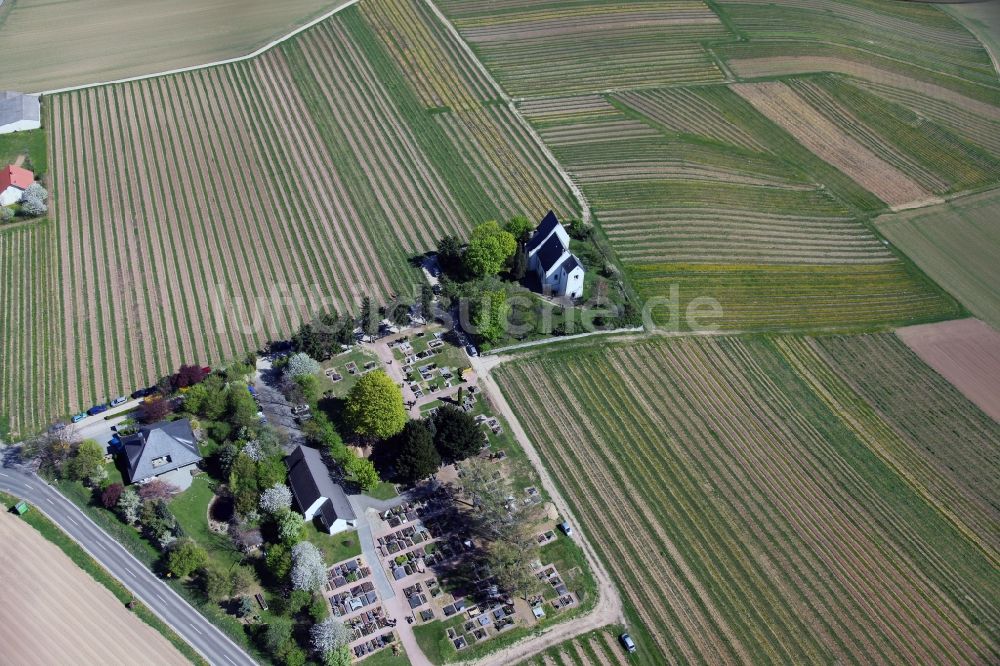 Luftaufnahme Udenheim - Kirche Udenheim in der Verbandsgemeinde Wörrstadt im Landkreis Alzey-Worms in Rheinland-Pfalz