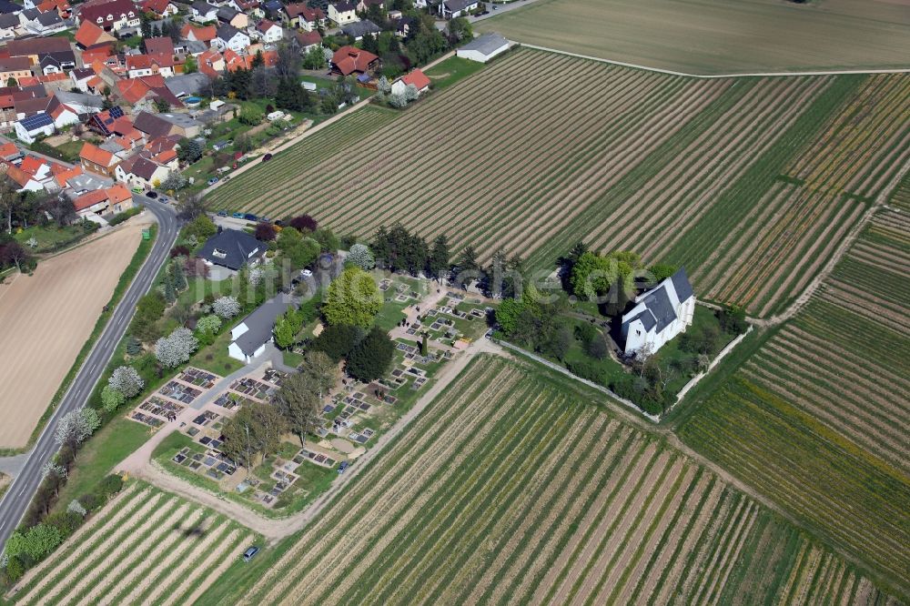 Udenheim von oben - Kirche Udenheim in der Verbandsgemeinde Wörrstadt im Landkreis Alzey-Worms in Rheinland-Pfalz