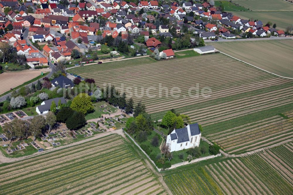 Luftbild Udenheim - Kirche Udenheim in der Verbandsgemeinde Wörrstadt im Landkreis Alzey-Worms in Rheinland-Pfalz