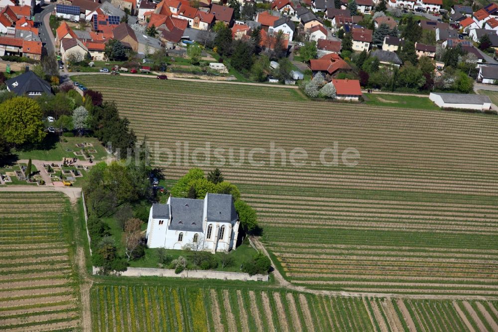 Luftaufnahme Udenheim - Kirche Udenheim in der Verbandsgemeinde Wörrstadt im Landkreis Alzey-Worms in Rheinland-Pfalz