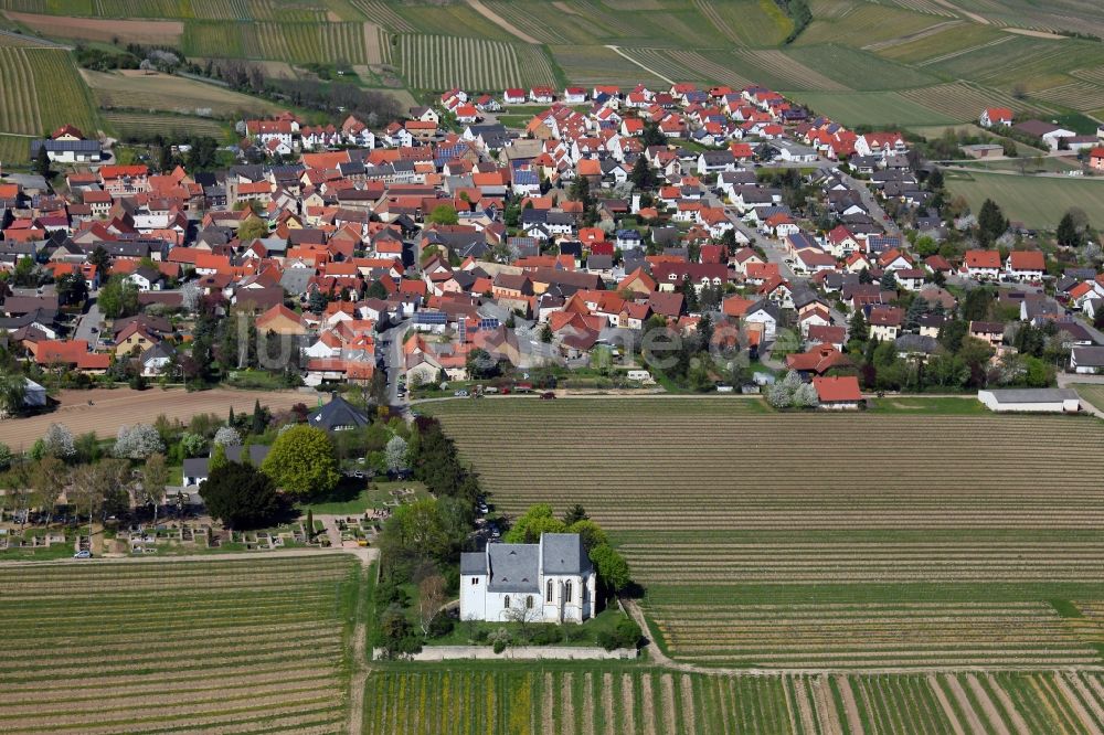 Udenheim von oben - Kirche Udenheim in der Verbandsgemeinde Wörrstadt im Landkreis Alzey-Worms in Rheinland-Pfalz