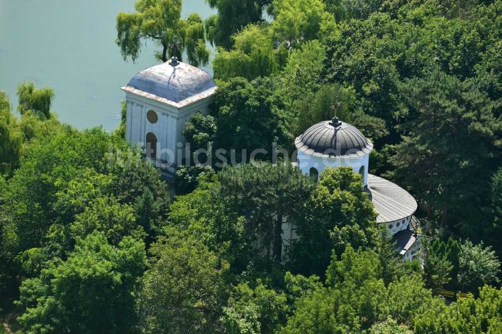 Luftbild Bukarest - Kirche am Ufer des Lacul Tei im Stadtzentrum der Hauptstadt Bukarest in Rumänien