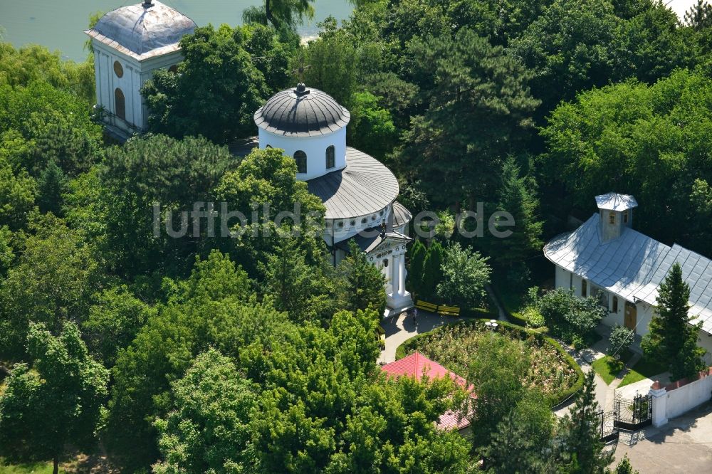 Luftaufnahme Bukarest - Kirche am Ufer des Lacul Tei im Stadtzentrum der Hauptstadt Bukarest in Rumänien