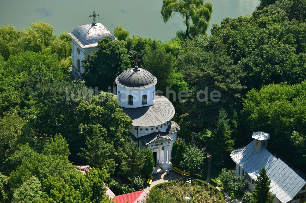 Bukarest von oben - Kirche am Ufer des Lacul Tei im Stadtzentrum der Hauptstadt Bukarest in Rumänien