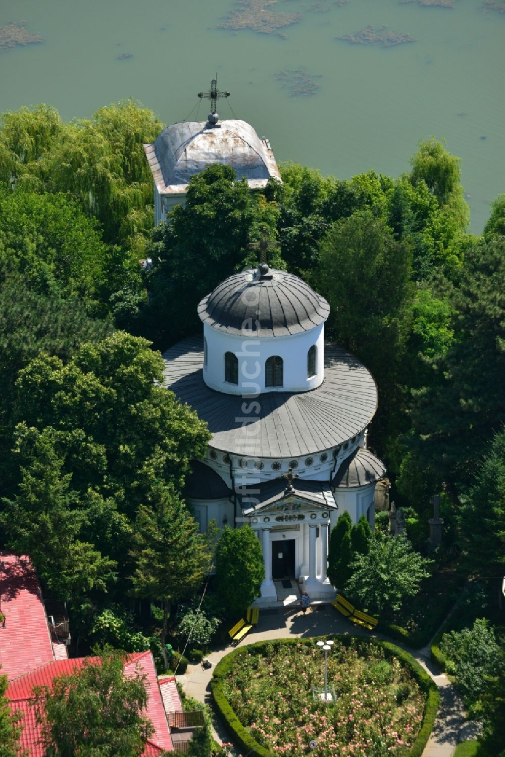 Bukarest aus der Vogelperspektive: Kirche am Ufer des Lacul Tei im Stadtzentrum der Hauptstadt Bukarest in Rumänien