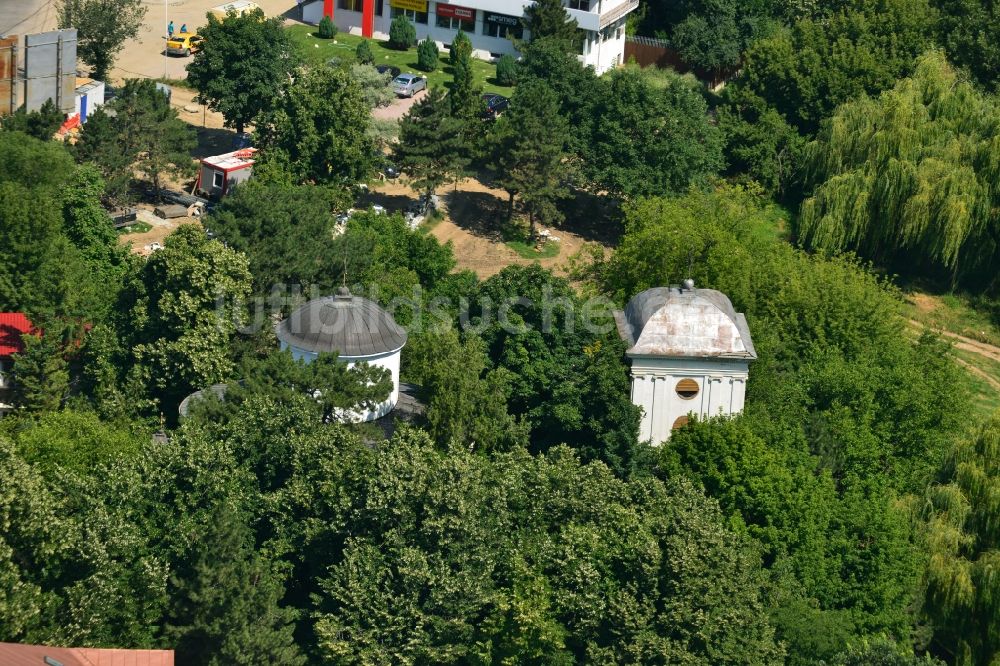 Luftbild Bukarest - Kirche am Ufer des Lacul Tei im Stadtzentrum der Hauptstadt Bukarest in Rumänien