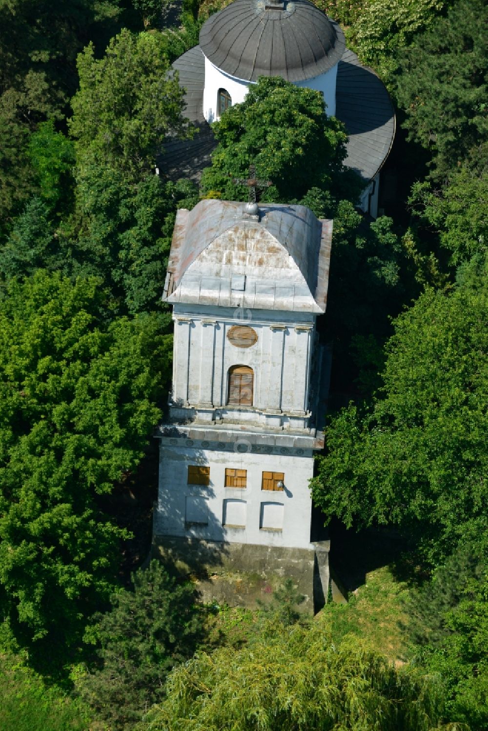 Luftaufnahme Bukarest - Kirche am Ufer des Lacul Tei im Stadtzentrum der Hauptstadt Bukarest in Rumänien