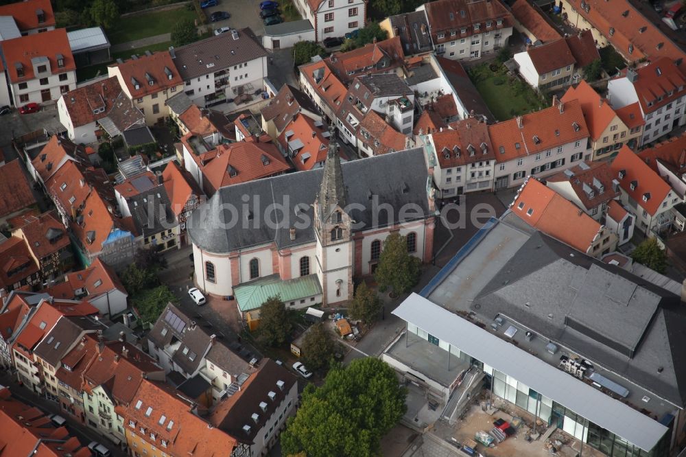 Aschaffenburg von oben - Kirche Unsere liebe Frau, häufig nur Muttergottespfarrkirche genannt - älteste Pfarrkirche in Aschaffenburg im Bundesland Bayern