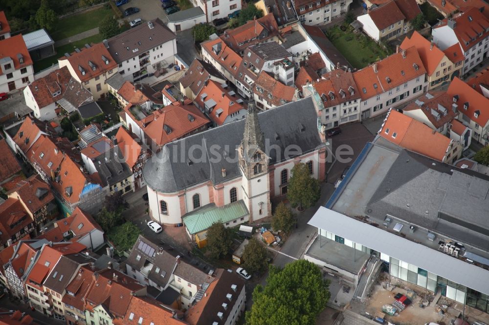 Luftaufnahme Aschaffenburg - Kirche Unsere liebe Frau, häufig nur Muttergottespfarrkirche genannt - älteste Pfarrkirche in Aschaffenburg im Bundesland Bayern