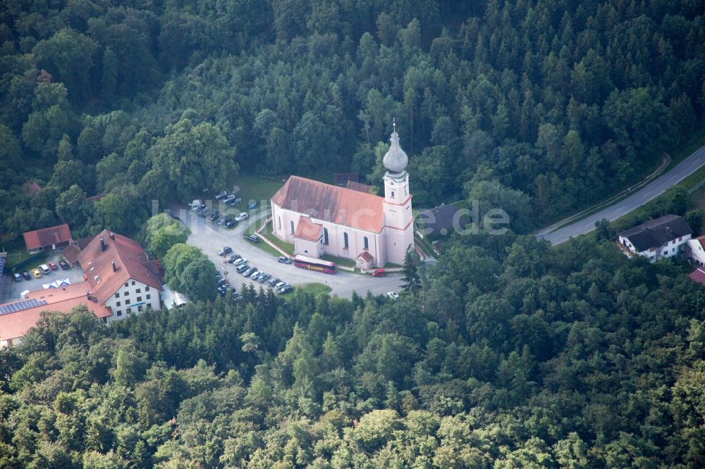 Luftaufnahme Moosthenning - Kirche im Wald im Ortsteil Unterhollerau in Moosthenning im Bundesland Bayern