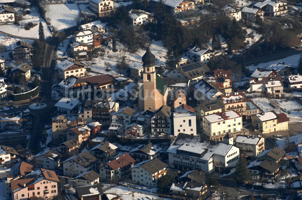 Luftaufnahme Voels - Kirche und Wohngebiet von Voels am Schlern (Fiè Allo Sciliar) in Italien