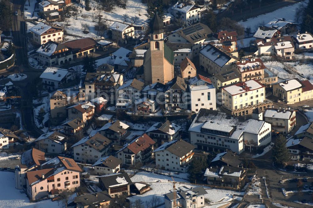 Voels aus der Vogelperspektive: Kirche und Wohngebiet von Voels am Schlern (Fiè Allo Sciliar) in Italien