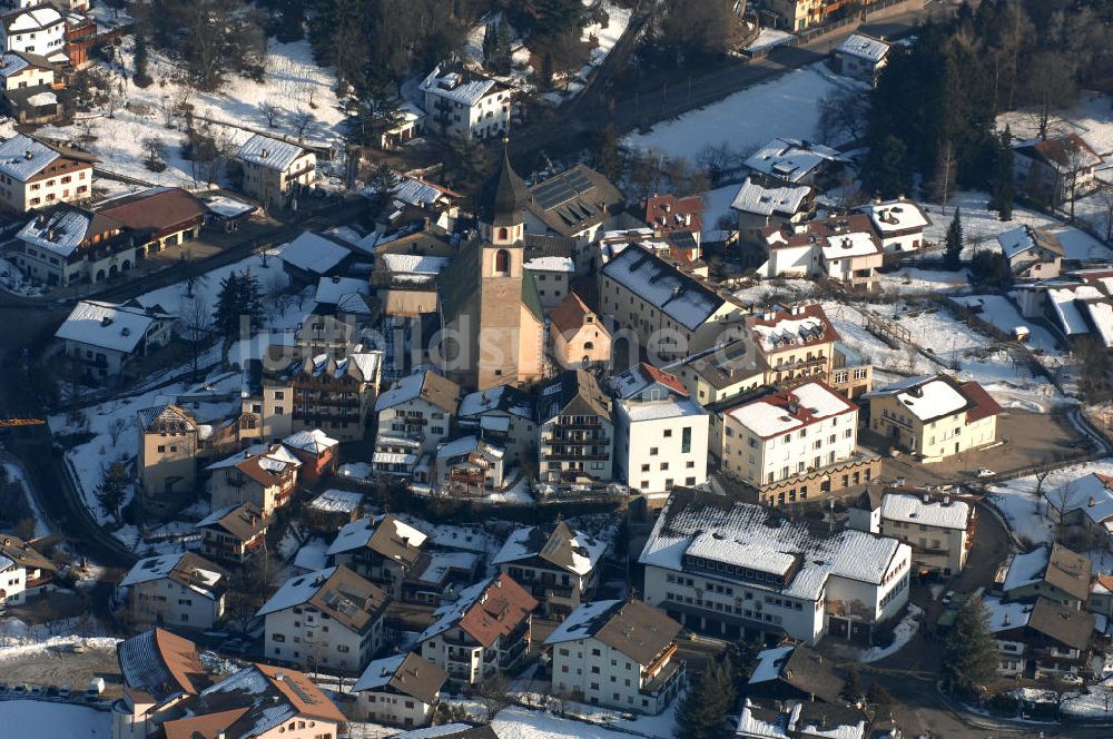 Luftaufnahme Voels - Kirche und Wohngebiet von Voels am Schlern (Fiè Allo Sciliar) in Italien