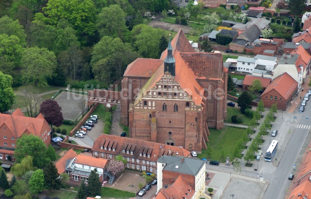 Bad Wilsnack aus der Vogelperspektive: Kirche Wunderblutkirche St. Nikolai in Bad Wilsnack im Bundesland Brandenburg