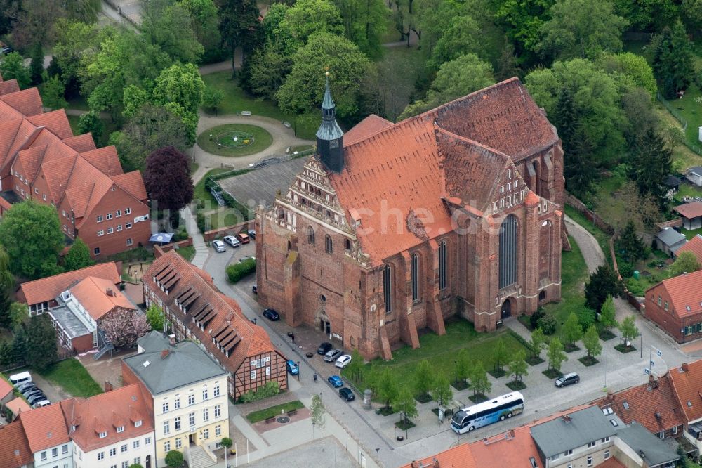 Luftbild Bad Wilsnack - Kirche Wunderblutkirche St. Nikolai in Bad Wilsnack im Bundesland Brandenburg