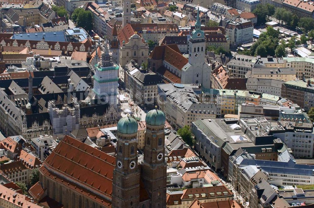 München von oben - Kirchen der Altstadt München