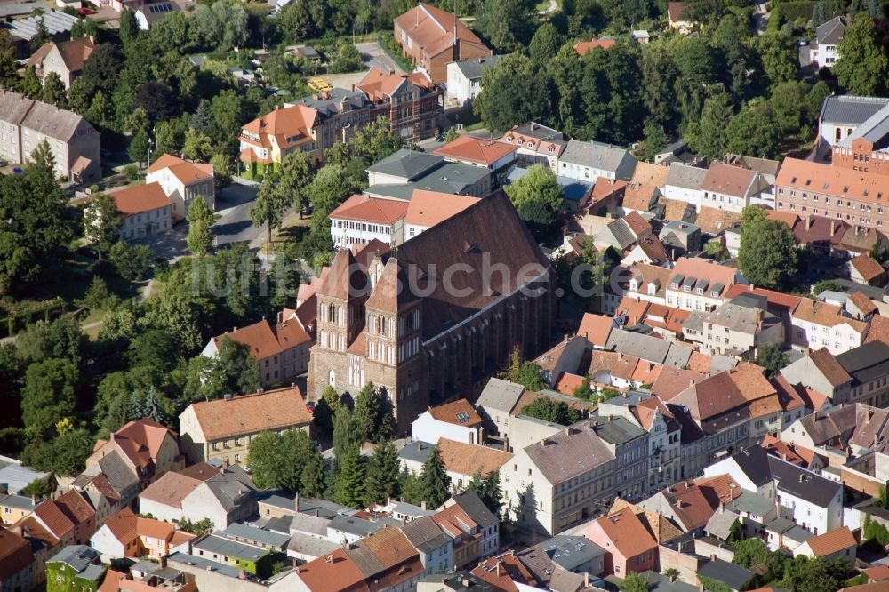 Luckau von oben - Kirchen- Baudenkmal der gotische evangelische St. Nikolaikirche Luckau in der Niederlausitz im Bundesland Brandenburg