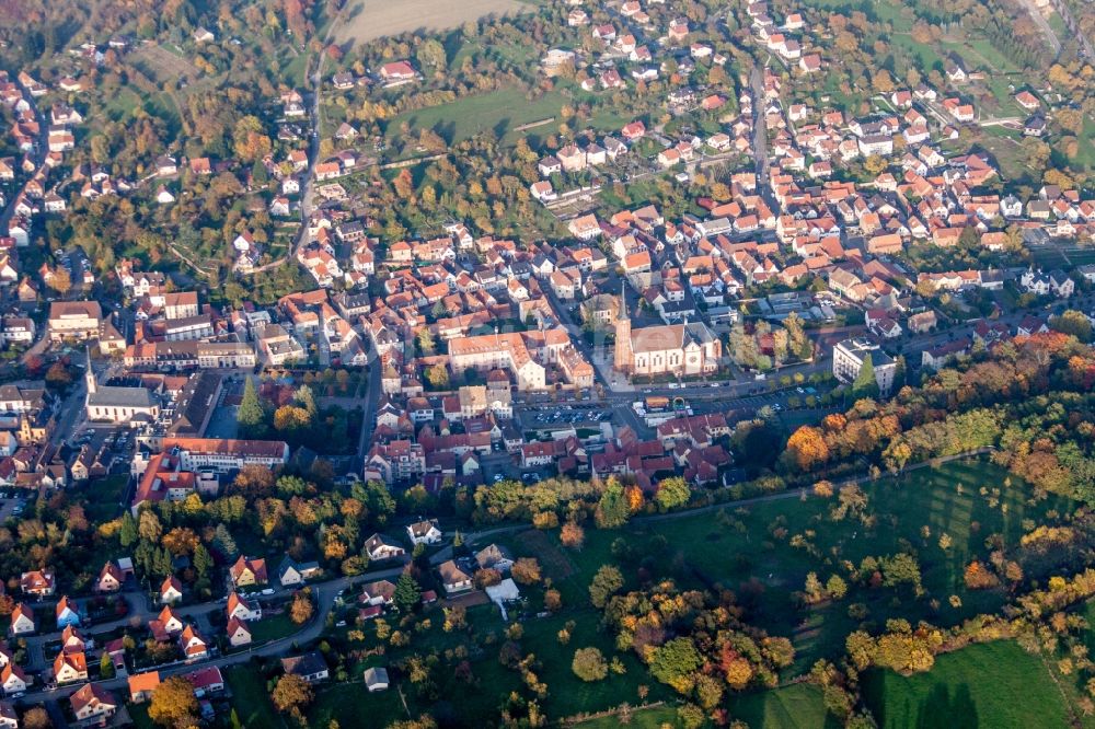 Luftbild Niederbronn-les-Bains - Kirchen, Therme und Casino Barrière Niederbronn in Niederbronn-les-Bains in Grand Est, Frankreich