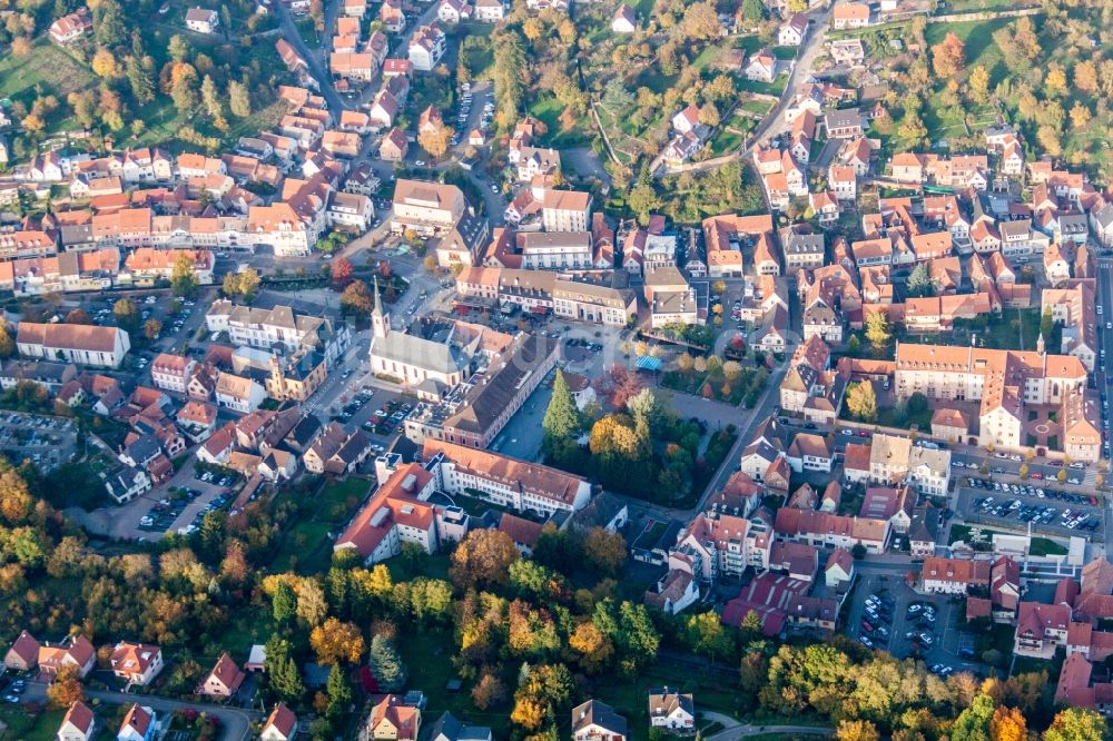 Luftaufnahme Niederbronn-les-Bains - Kirchen, Therme und Casino Barrière Niederbronn in Niederbronn-les-Bains in Grand Est, Frankreich