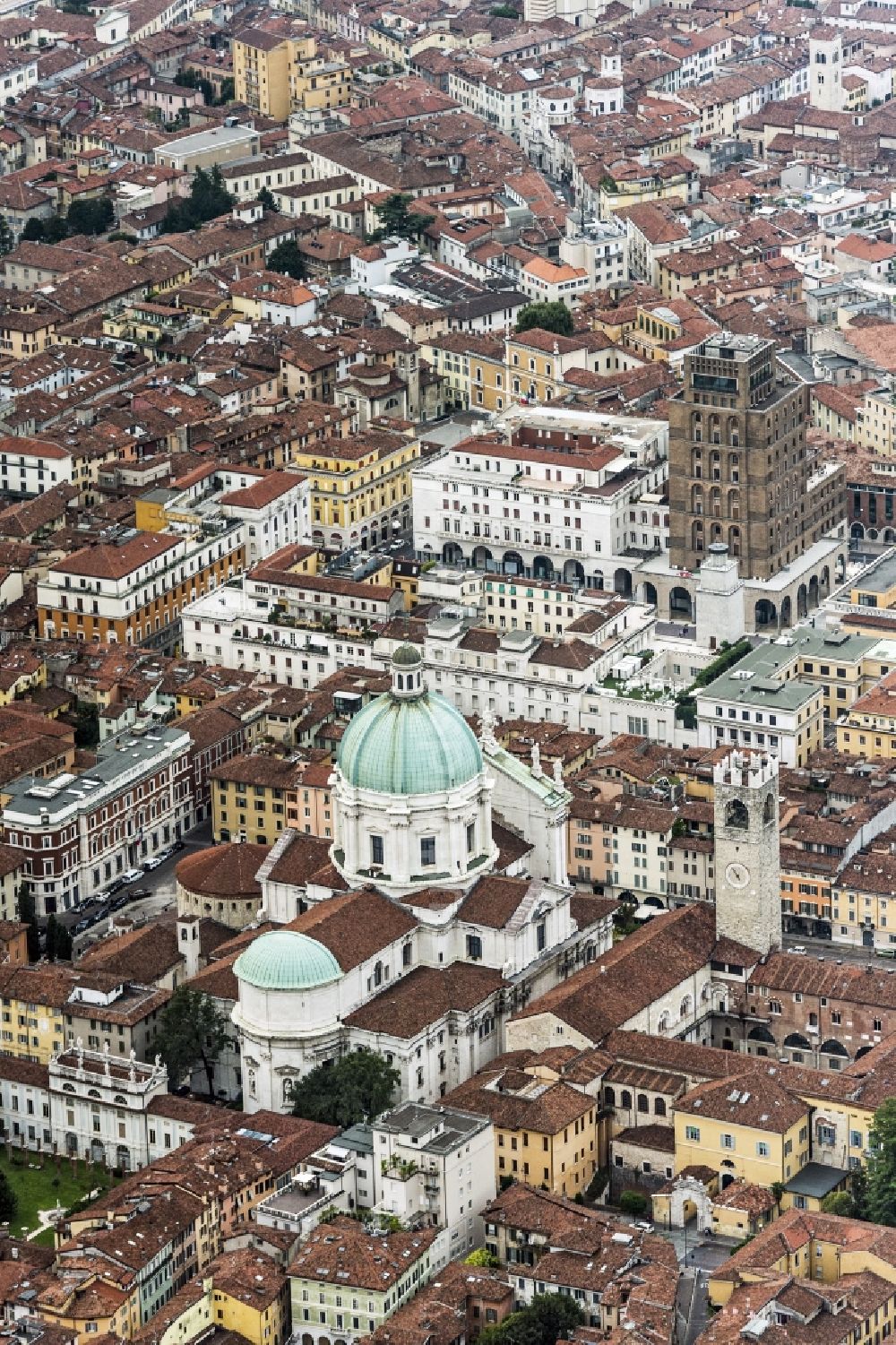 Luftaufnahme Brescia - Kirchenbau - Dom Duomo Nuovo in der Altstadt von Brescia in Italien