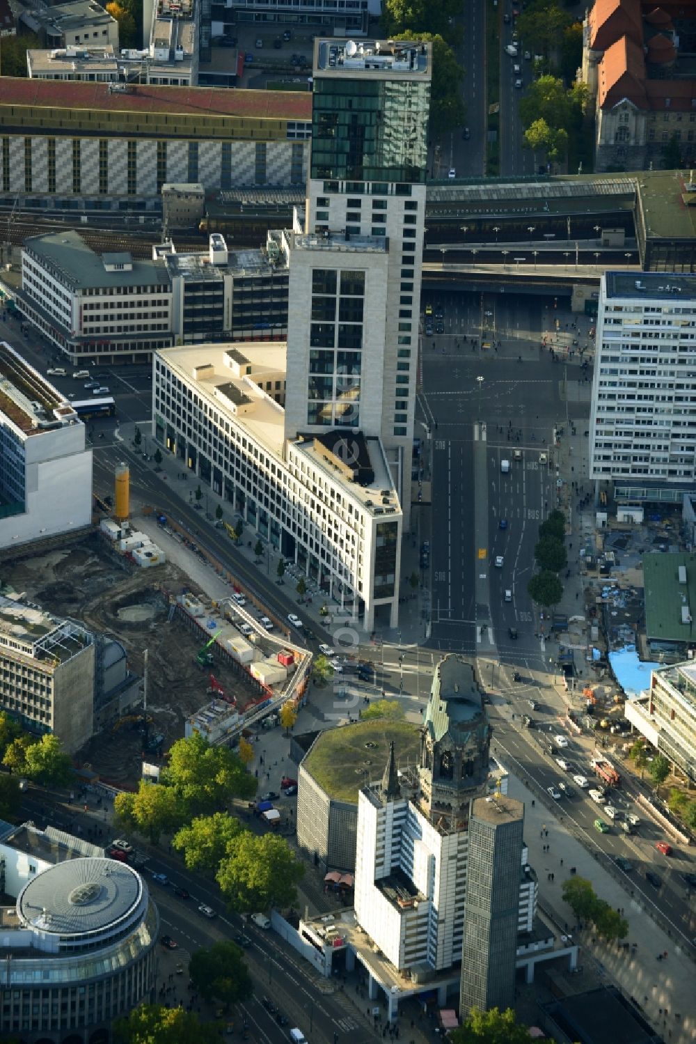 Berlin aus der Vogelperspektive: Kirchenbau der Kaiser-Wilhelm Gedächtniskirche in Berlin im Bundesland Berlin