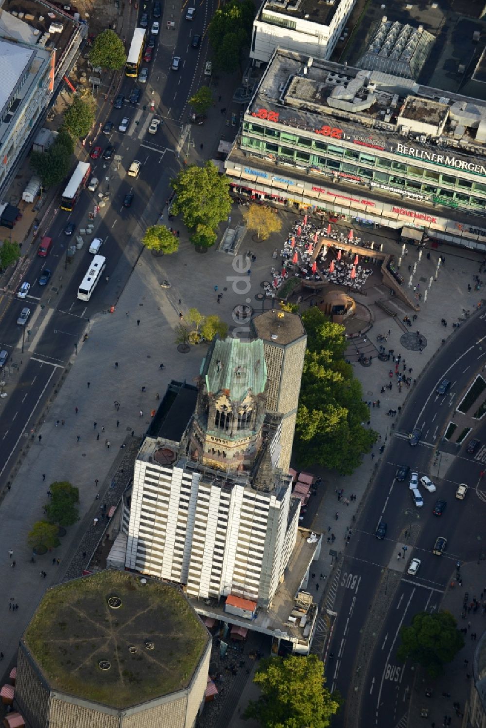 Berlin aus der Vogelperspektive: Kirchenbau der Kaiser-Wilhelm Gedächtniskirche in Berlin im Bundesland Berlin