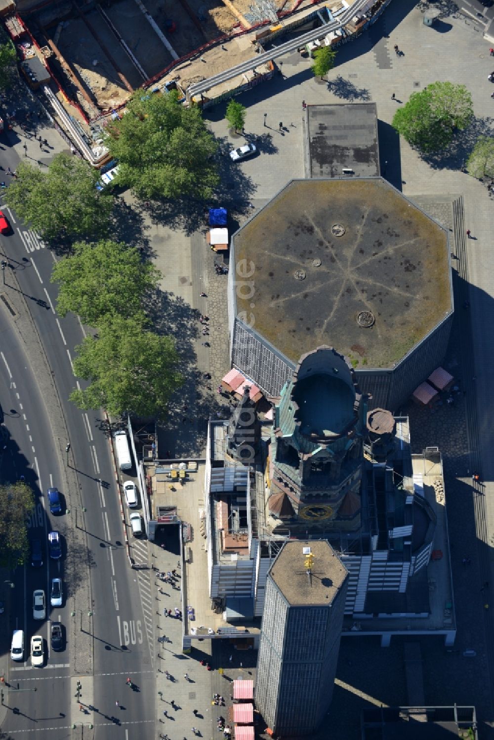 Berlin aus der Vogelperspektive: Kirchenbau der Kaiser-Wilhelm Gedächtniskirche in Berlin im Bundesland Berlin