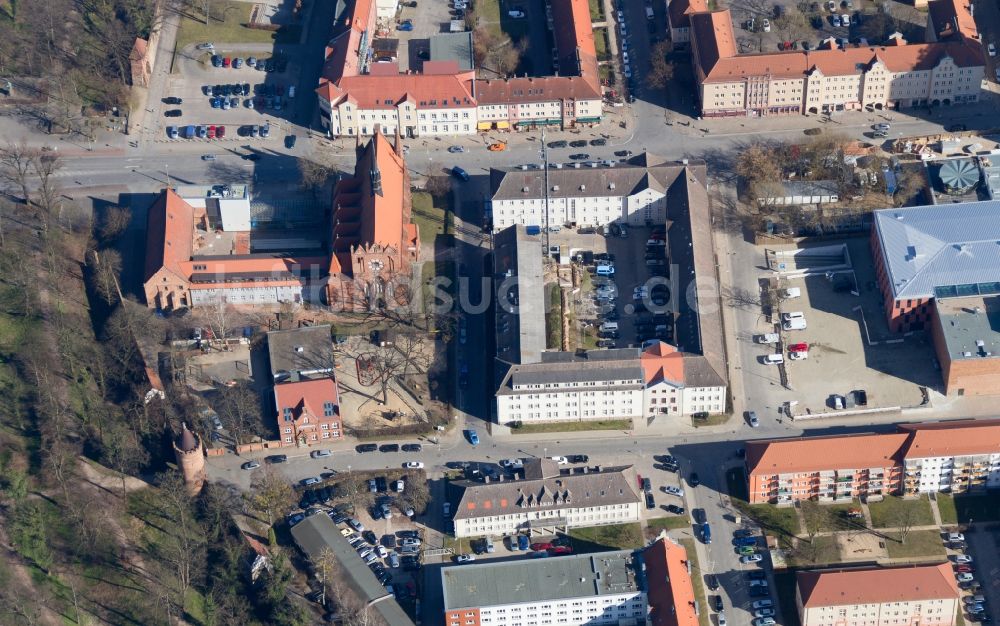 Luftaufnahme Neubrandenburg - Kirchenbau der Konzertkirche Marienkirche im Zentrum von Neubrandenburg im Bundesland Mecklenburg-Vorpommern