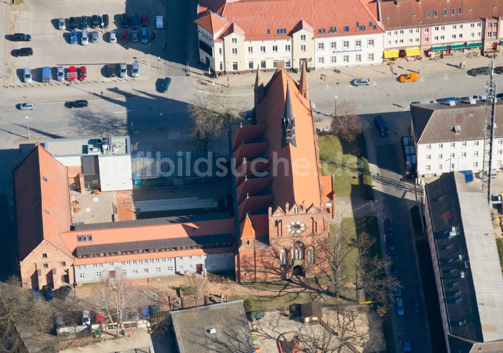 Neubrandenburg von oben - Kirchenbau der Konzertkirche Marienkirche im Zentrum von Neubrandenburg im Bundesland Mecklenburg-Vorpommern