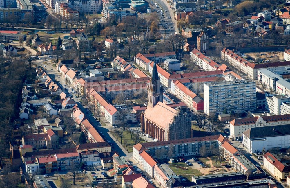 Luftaufnahme Neubrandenburg - Kirchenbau der Konzertkirche Marienkirche im Zentrum von Neubrandenburg im Bundesland Mecklenburg-Vorpommern