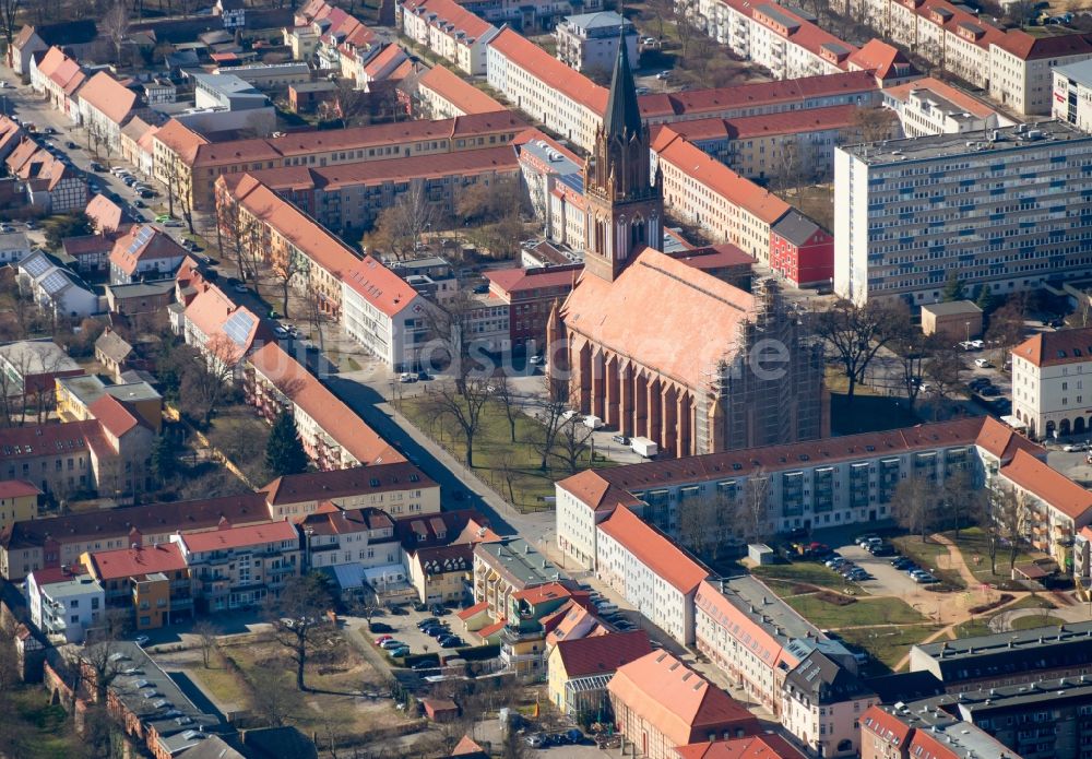 Neubrandenburg von oben - Kirchenbau der Konzertkirche Marienkirche im Zentrum von Neubrandenburg im Bundesland Mecklenburg-Vorpommern