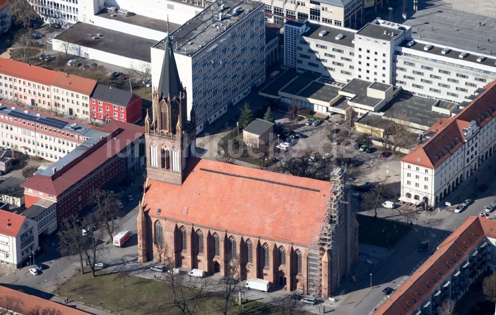 Neubrandenburg aus der Vogelperspektive: Kirchenbau der Konzertkirche Marienkirche im Zentrum von Neubrandenburg im Bundesland Mecklenburg-Vorpommern