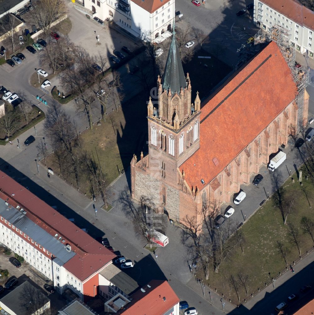 Luftaufnahme Neubrandenburg - Kirchenbau der Konzertkirche Marienkirche im Zentrum von Neubrandenburg im Bundesland Mecklenburg-Vorpommern