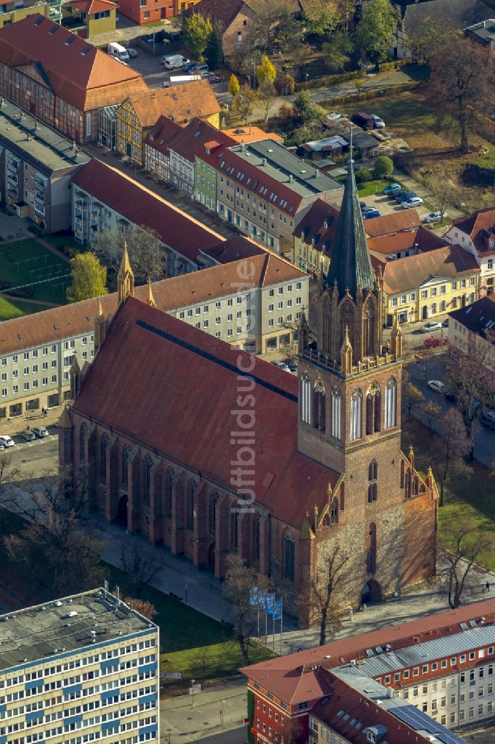 Neubrandenburg aus der Vogelperspektive: Kirchenbau der Konzertkirche im Zentrum von Neubrandenburg im Bundesland Mecklenburg-Vorpommern