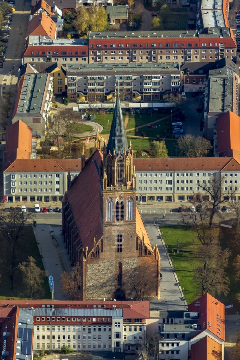 Luftbild Neubrandenburg - Kirchenbau der Konzertkirche im Zentrum von Neubrandenburg im Bundesland Mecklenburg-Vorpommern