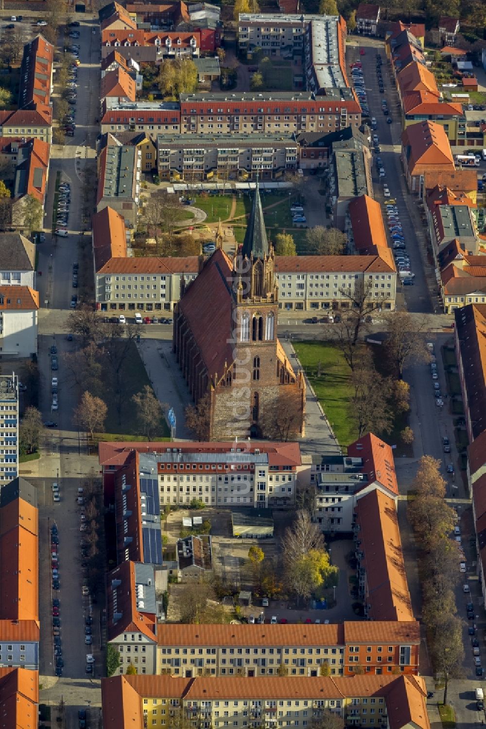 Luftaufnahme Neubrandenburg - Kirchenbau der Konzertkirche im Zentrum von Neubrandenburg im Bundesland Mecklenburg-Vorpommern