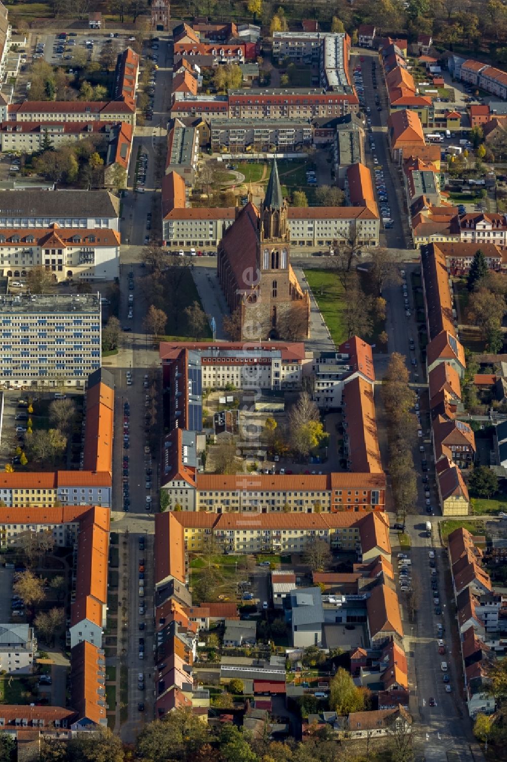 Neubrandenburg von oben - Kirchenbau der Konzertkirche im Zentrum von Neubrandenburg im Bundesland Mecklenburg-Vorpommern