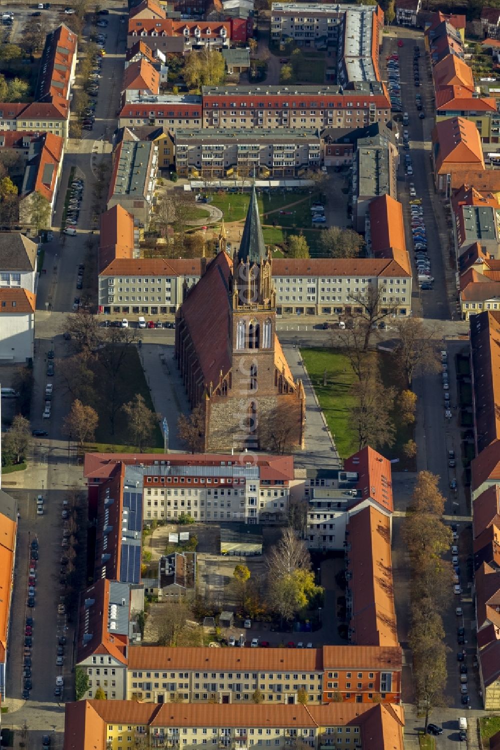 Neubrandenburg aus der Vogelperspektive: Kirchenbau der Konzertkirche im Zentrum von Neubrandenburg im Bundesland Mecklenburg-Vorpommern