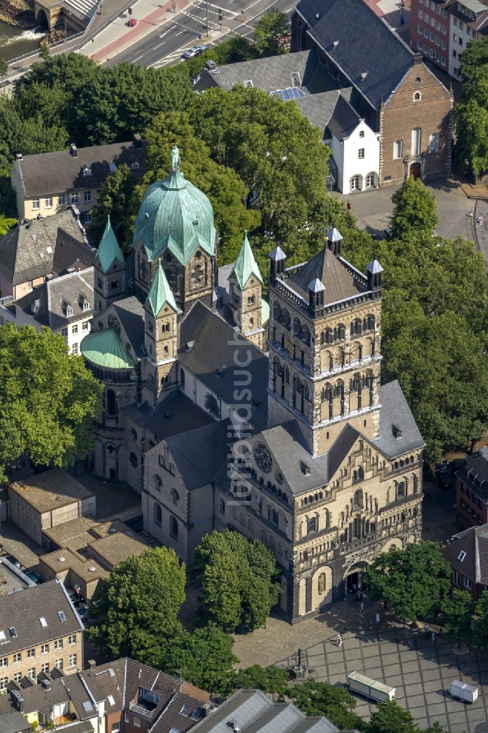 Luftaufnahme Neuss - Kirchenbau des Quirinus- Münster in Neuss in Nordrhein-Westfalen