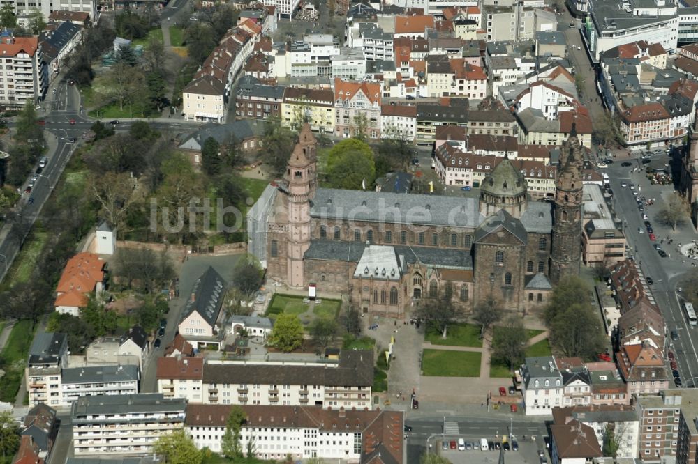 Luftaufnahme Worms - Kirchenbau des Wormser Domes im Bundesland Rheinland-Pfalz