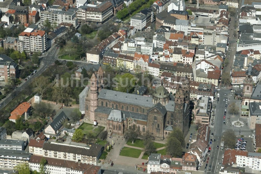 Worms von oben - Kirchenbau des Wormser Domes im Bundesland Rheinland-Pfalz